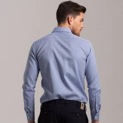 Ragazzo di spalle con camicia azzurra regular fit